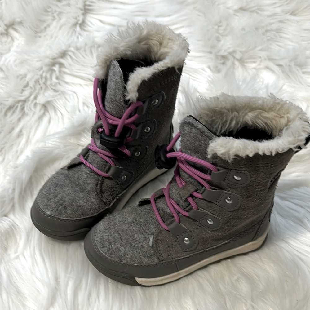 Cozy Gray Kids Sorel Boots with Pink Laces great condition !